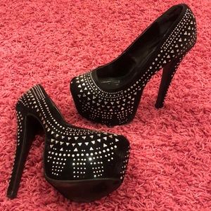 Super cute black studded pumps